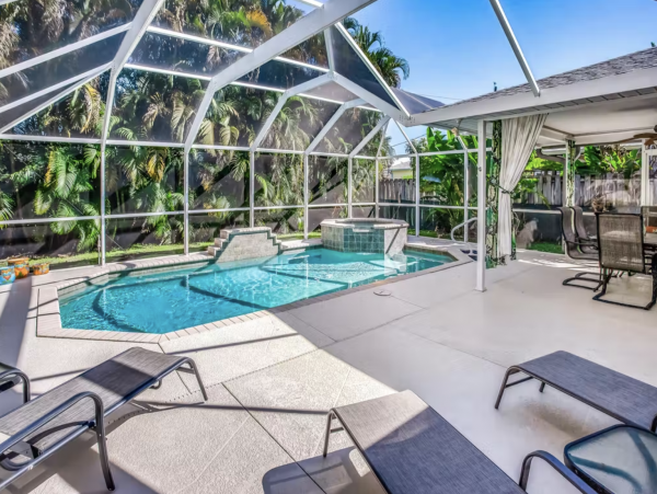 Naples Home Close to Beach Private Pool/Spa & Fast WIFI