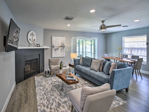 Single Level Naples Pool Home 2 Bedrooms/2 Bathrooms