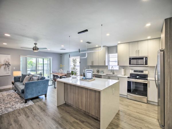 Single Level Naples Pool Home 2 Bedrooms/2 Bathrooms