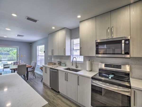 Single Level Naples Pool Home 2 Bedrooms/2 Bathrooms