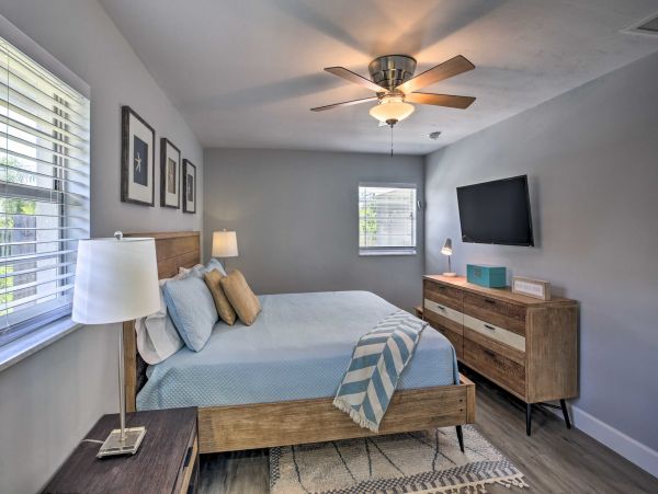 Single Level Naples Pool Home 2 Bedrooms/2 Bathrooms