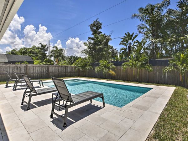 Single Level Naples Pool Home 2 Bedrooms/2 Bathrooms