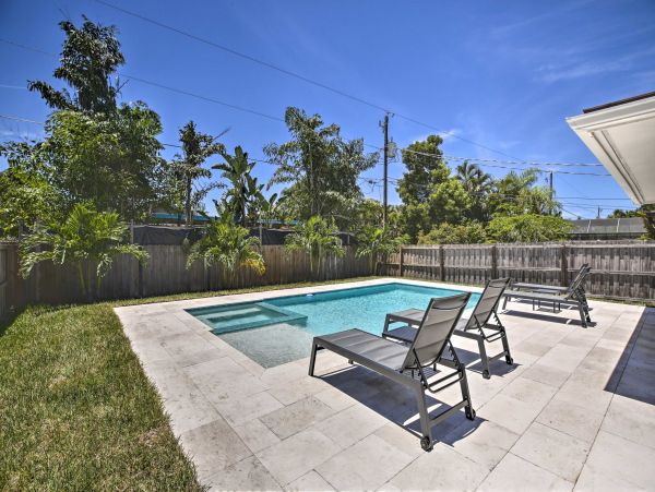 Single Level Naples Pool Home 2 Bedrooms/2 Bathrooms