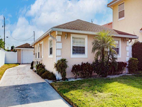 Naples Three Bedroom Vacation Home Private Pools Sleeps Six