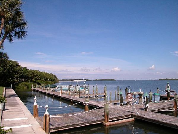 Close walk to Beach luxury resort Mid Island