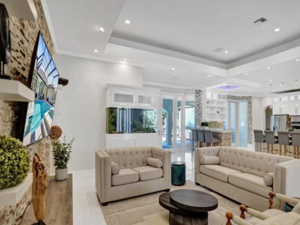 Luxury Vacation Pool Home in Fort Lauderdale Sleeps 24