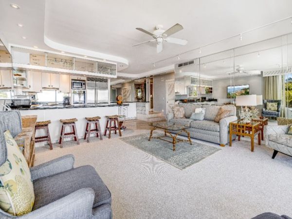 Beachfront Luxury Vacation Condo in Wailea Ocean Views