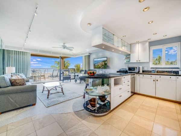 Beachfront Luxury Vacation Condo in Wailea Ocean Views