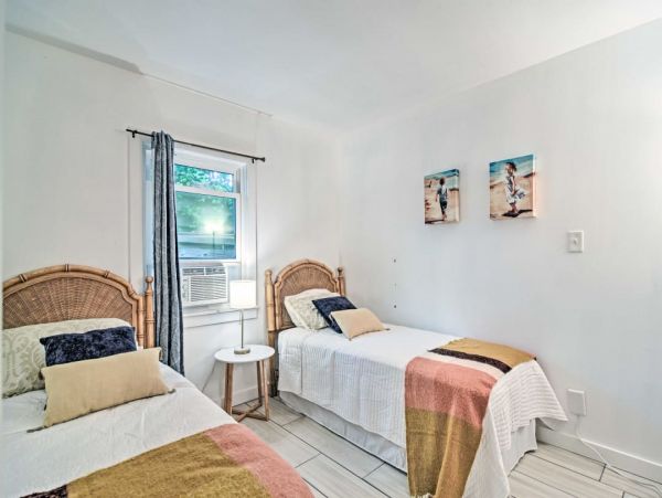 Lovely 2 Bedroom Home in Siesta Key Only Half-Mile to Beach