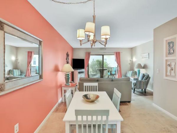 Charming Town House in Indian Shores with Tennis Pool