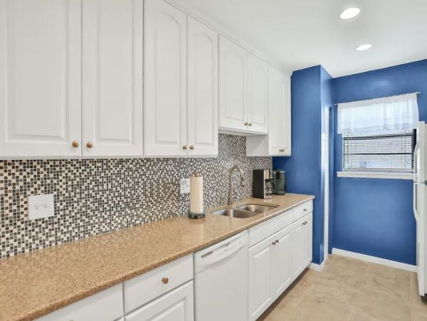 Charming Town House in Indian Shores with Tennis Pool