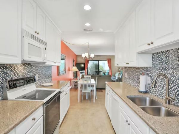 Charming Town House in Indian Shores with Tennis Pool
