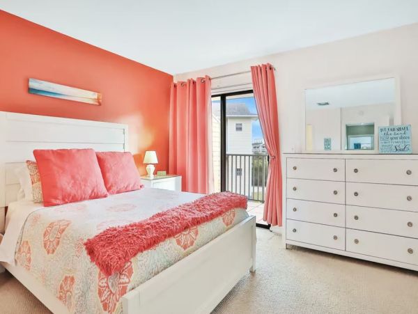 Charming Town House in Indian Shores with Tennis Pool