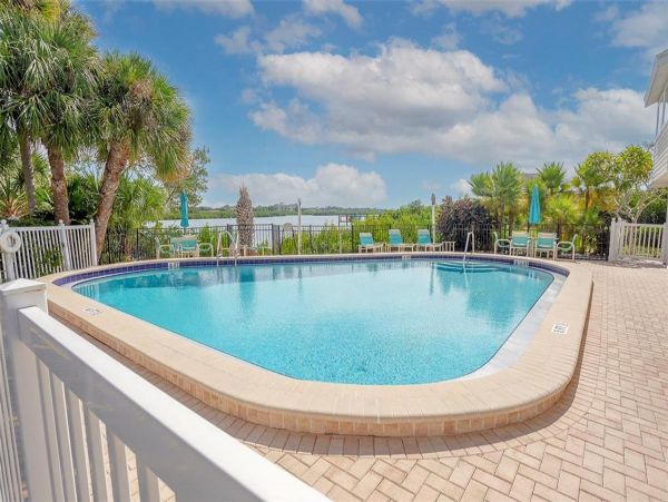 Charming Town House in Indian Shores with Tennis Pool