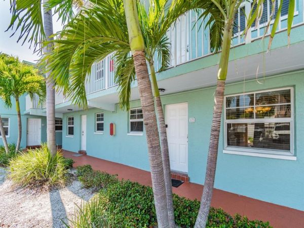 Charming Town House in Indian Shores with Tennis Pool