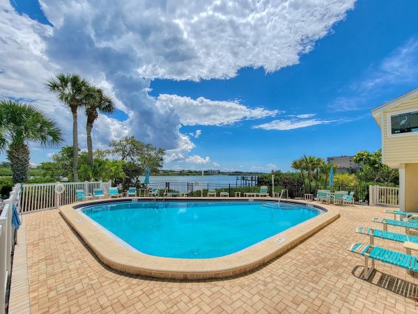 Charming Town House in Indian Shores with Tennis Pool