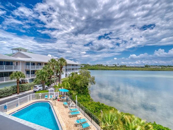 Charming Town House in Indian Shores with Tennis Pool
