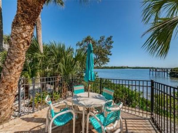 Charming Town House in Indian Shores with Tennis Pool