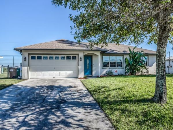 Cape Coral Three Bedroom Pool Home Sleeps Six Guests