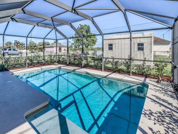 Cape Coral Three Bedroom Pool Home Sleeps Six Guests