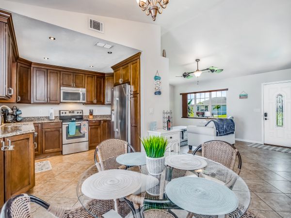 Cape Coral Three Bedroom Pool Home Sleeps Six Guests
