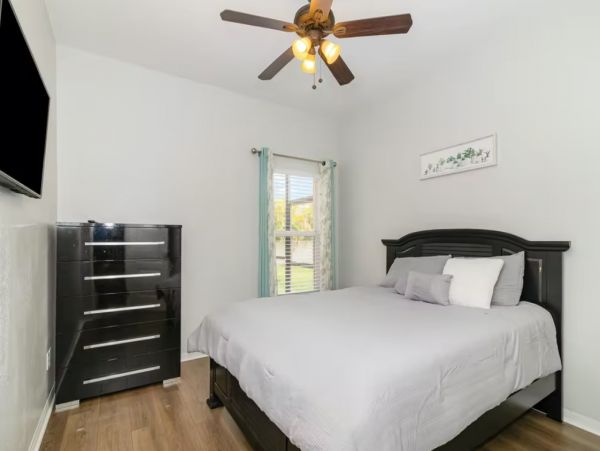 Cape Coral Three Bedroom Vacation Home with Caged Pool