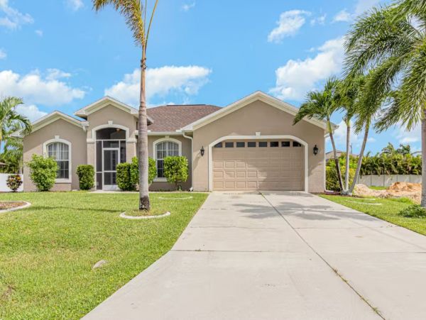 Cape Coral Three Bedroom Vacation Home with Caged Pool