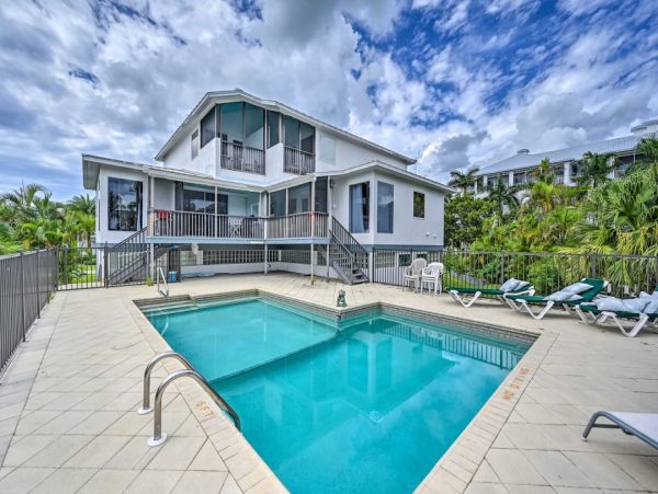Marco Island Vacation Condo Three Bedrooms with Pool