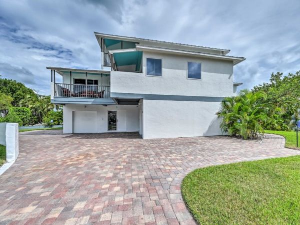 Marco Island Vacation Condo Three Bedrooms with Pool