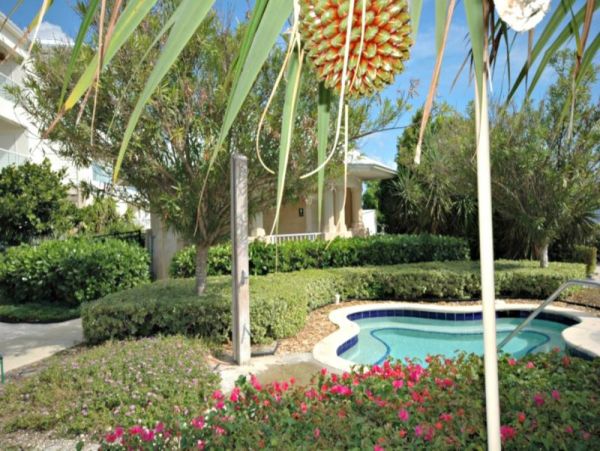 4 Bedroom Upscale Townhome with Spa & Waterfall in Key Largo