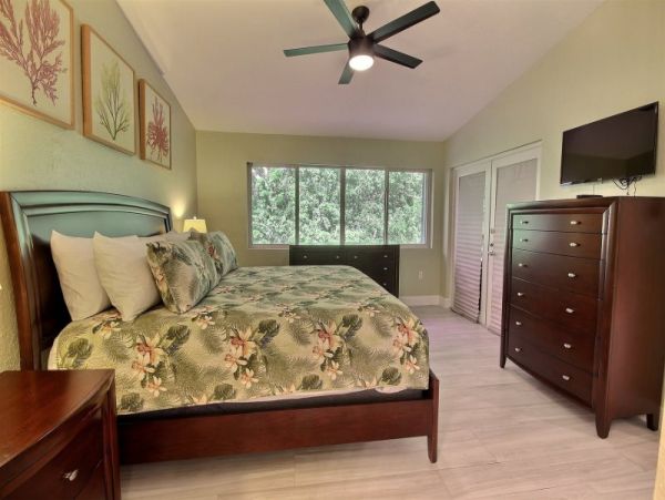 4 Bedroom Upscale Townhome with Spa & Waterfall in Key Largo