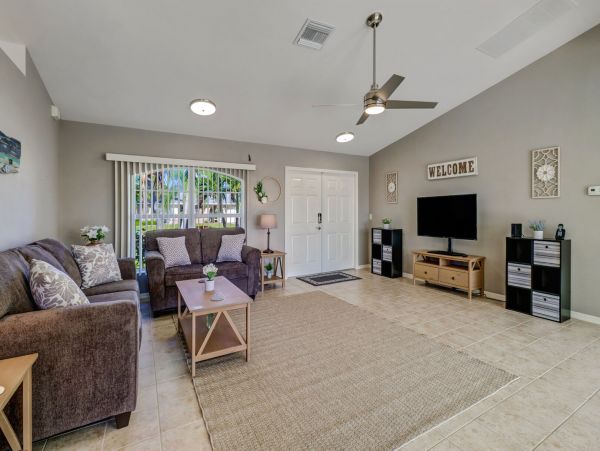 The Perfect Getaway 3 Bedroom Pool Home in SE Cape Coral