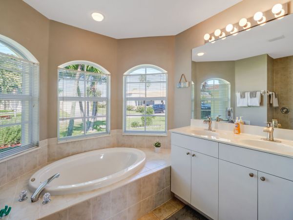 The Perfect Getaway 3 Bedroom Pool Home in SE Cape Coral