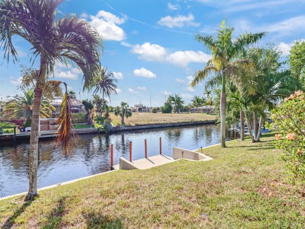 The Perfect Getaway 3 Bedroom Pool Home in SE Cape Coral