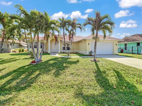 The Perfect Getaway 3 Bedroom Pool Home in SE Cape Coral