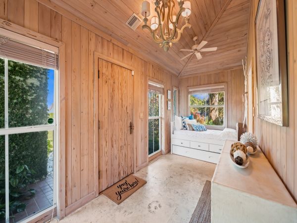 Four Bedroom Vacation Pool Home in Bradenton Sleeps 10