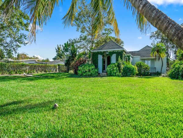 Four Bedroom Vacation Pool Home in Bradenton Sleeps 10