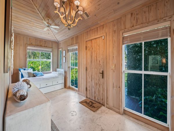 Four Bedroom Vacation Pool Home in Bradenton Sleeps 10