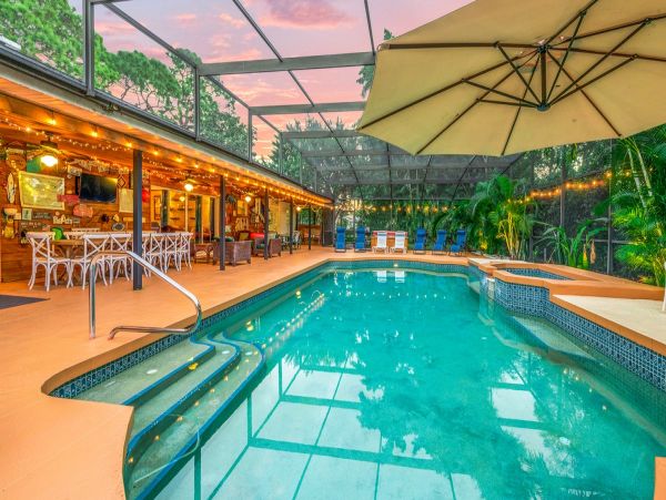 Bradenton Five Bedroom Vacation Home Caged Pool Sleeps 14