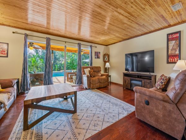 Bradenton Five Bedroom Vacation Home Caged Pool Sleeps 14