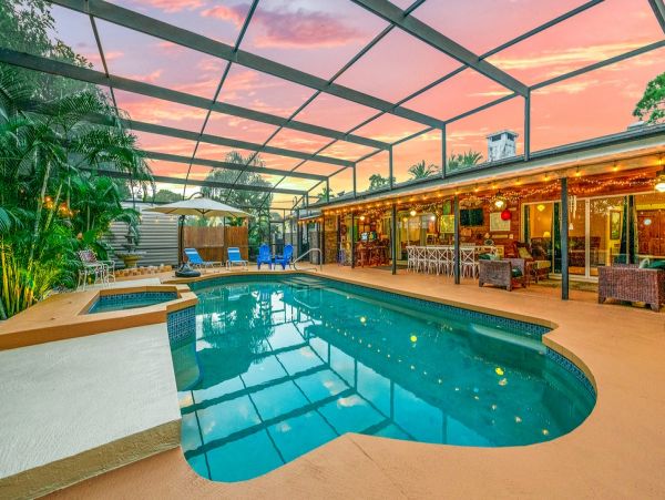 Bradenton Five Bedroom Vacation Home Caged Pool Sleeps 14