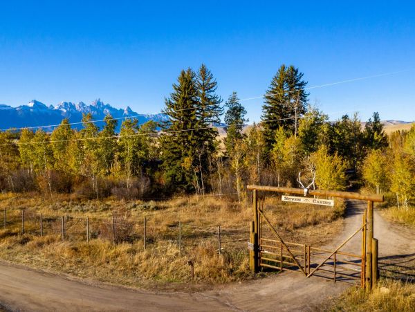 7 Bedroom, Main plus Seperate Cabins on Acres of Land