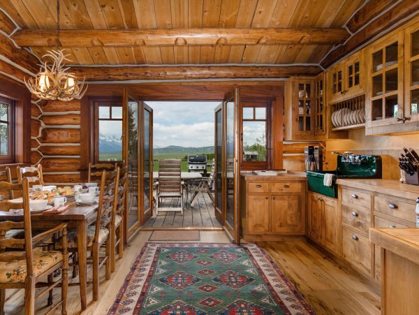 7 Bedroom, Main plus Seperate Cabins on Acres of Land