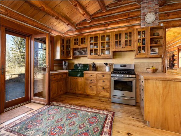 7 Bedroom, Main plus Seperate Cabins on Acres of Land
