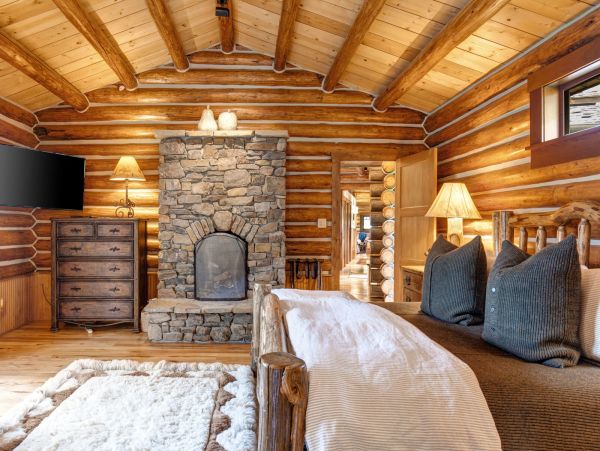 7 Bedroom, Main plus Seperate Cabins on Acres of Land