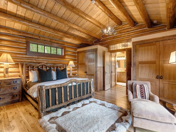 7 Bedroom, Main plus Seperate Cabins on Acres of Land