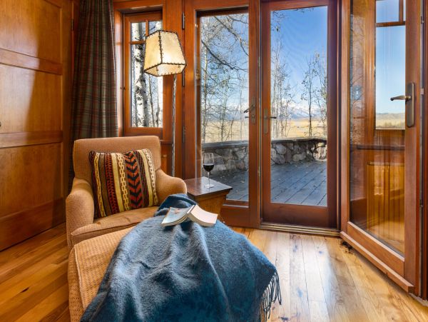 7 Bedroom, Main plus Seperate Cabins on Acres of Land