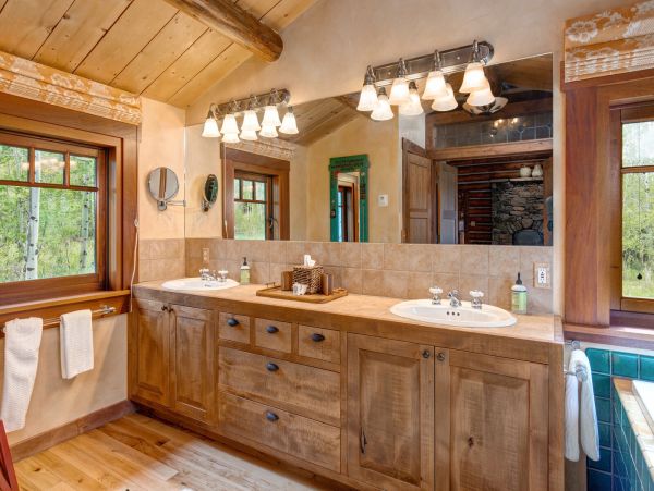 7 Bedroom, Main plus Seperate Cabins on Acres of Land