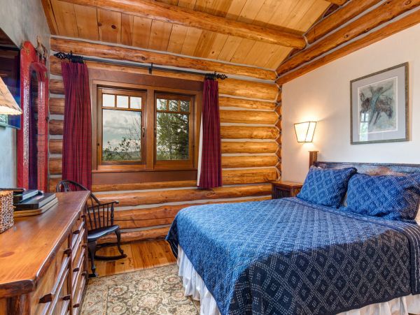 7 Bedroom, Main plus Seperate Cabins on Acres of Land
