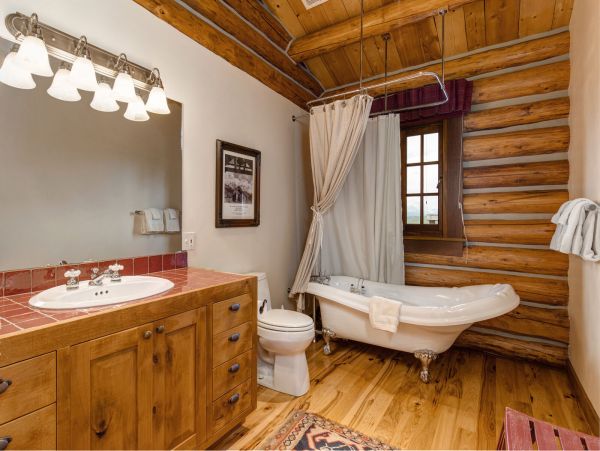 7 Bedroom, Main plus Seperate Cabins on Acres of Land